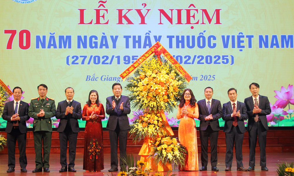 Các đồng chí lãnh đạo Tỉnh ủy, HĐND, UBND, Ủy ban MTTQ tỉnh tặng hoa chúc mừng tập thể ngành Y tế.